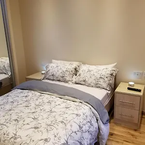 London Luxury 4 Bedroom Sleeps 12 People With 4 Bathrooms 1 Min Walk From Station Apartment